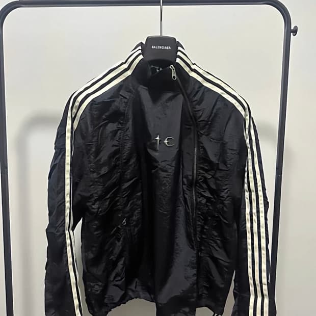 떠그클럽x아디디스 콜라보 바람막이 