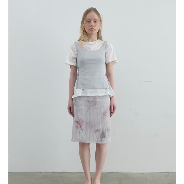 SILKY FLORAL MIDI SKIRT IN GREY