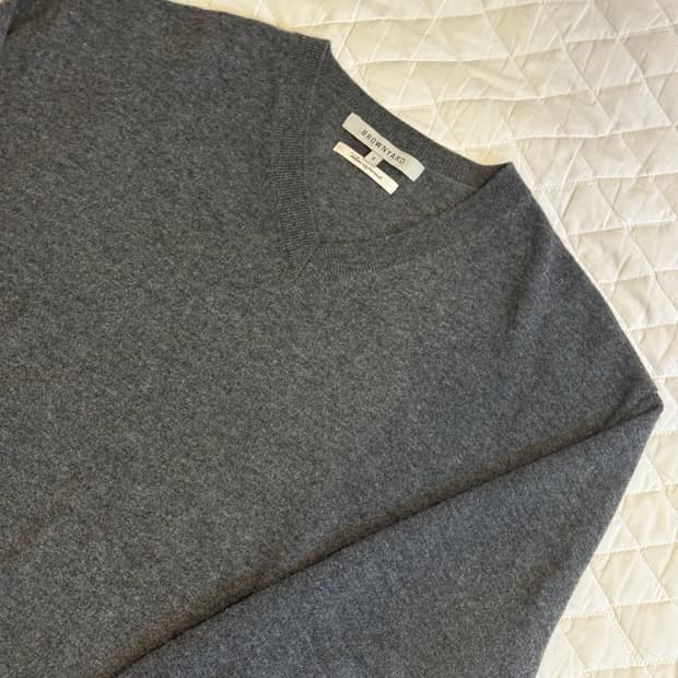 [6] 25FW 브라운야드 브이넥 니트 챠콜