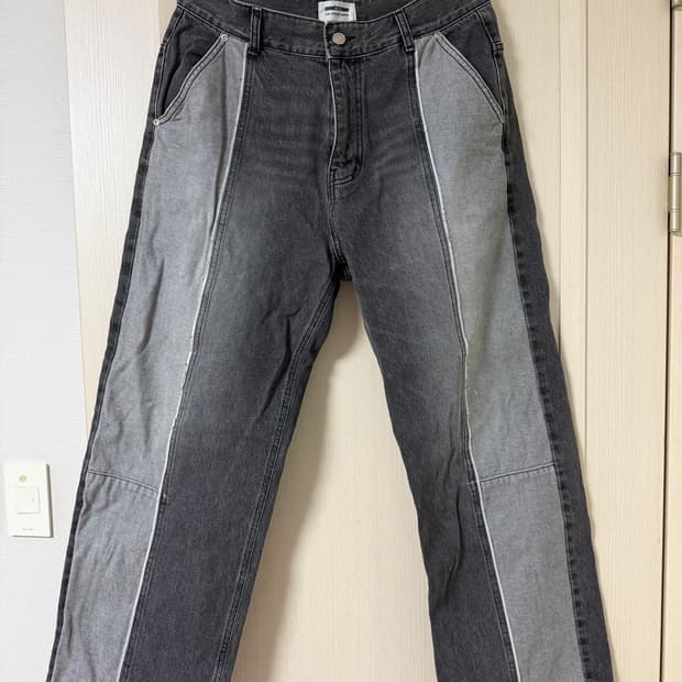투톤 패널 디테일 블랙 데님