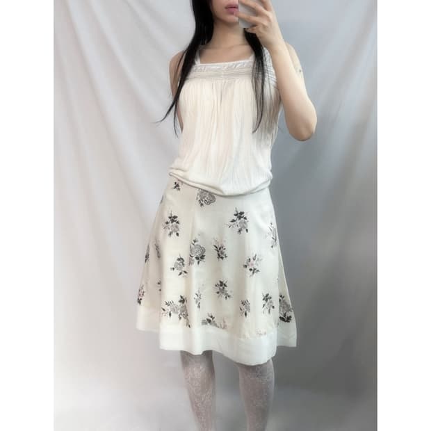 가공 주름 버튼 래이스 넥 슬리브리스