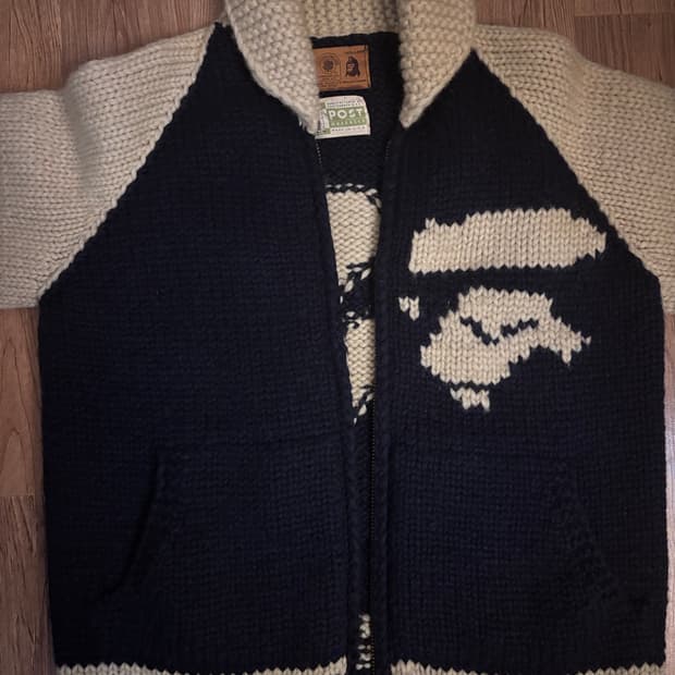 베이프 코위찬 캐내디언 스웨터