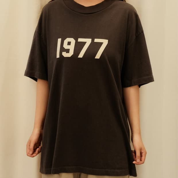 피어오브갓 에센셜 1977 아이언 반팔 티셔츠