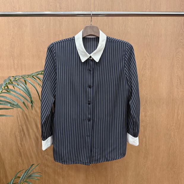 버버리 스트라이프 긴팔 셔츠 화이트 배색 카라 디테일 블랙