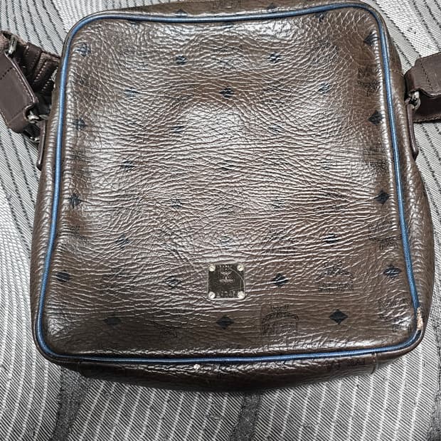 MCM의 시그니처 모노그램  크로스백