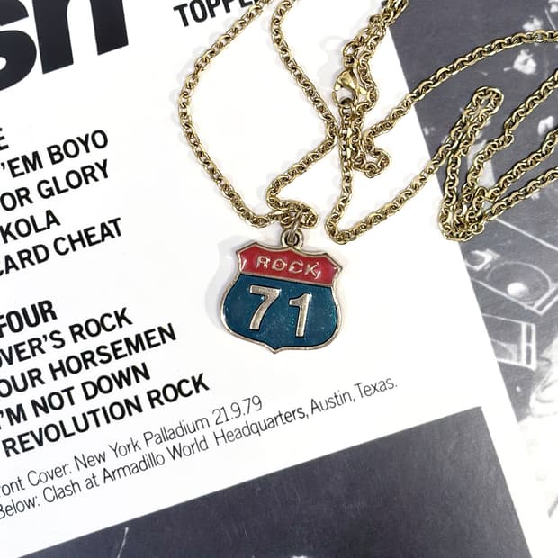 하드 락 카페 ‘Rock 71’ 빈티지 목걸이