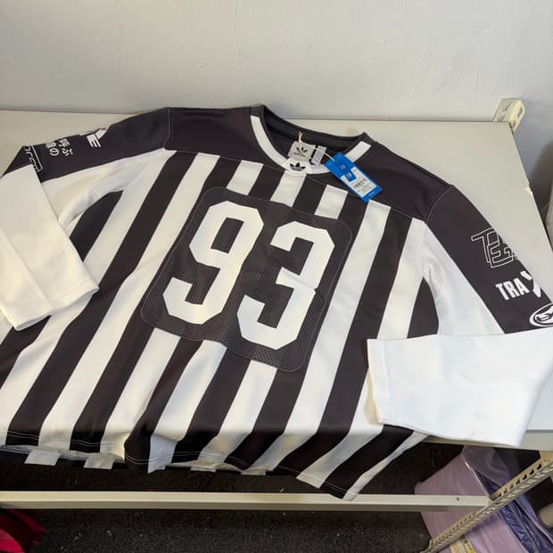 택달린새것 아디다스오리지날 검흰 팀93 브이넥져지