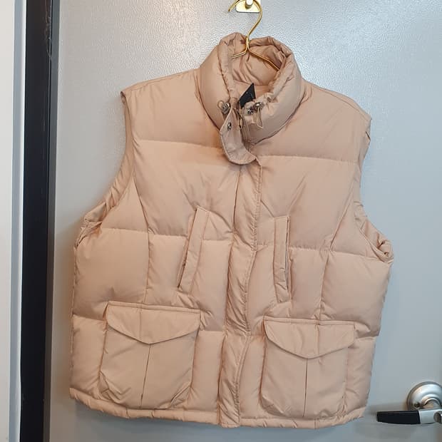 STANDARD MAKET 오리털 패딩 조끼 판매합니다. 색상이아예 잘안