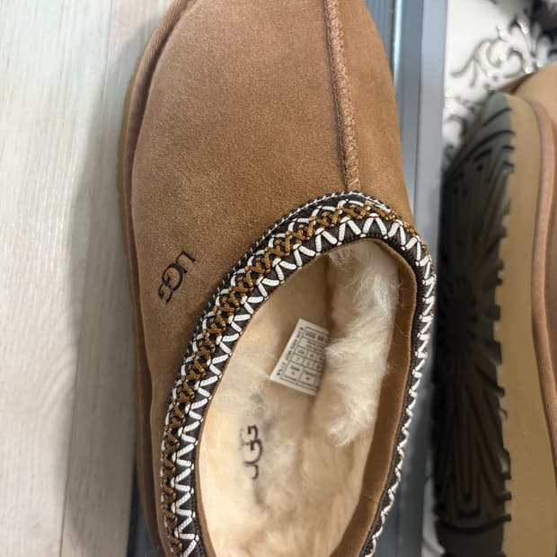 어그 타이만 스웨이드 240