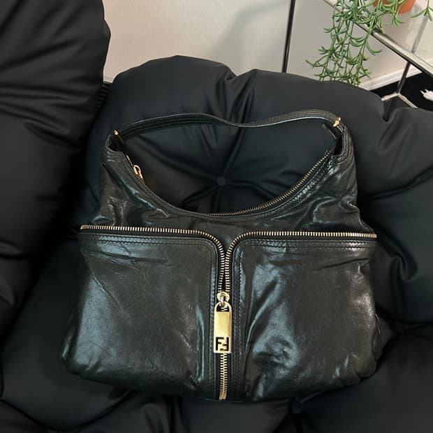 펜디 블랙 레더 호보백