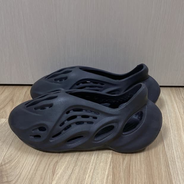 아디다스 이지 폼 러너 오닉스