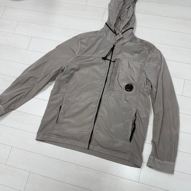 한글텍) CP 컴퍼니 바람막이 XL 사이즈  큰 하자 없이 좋은 상태입니