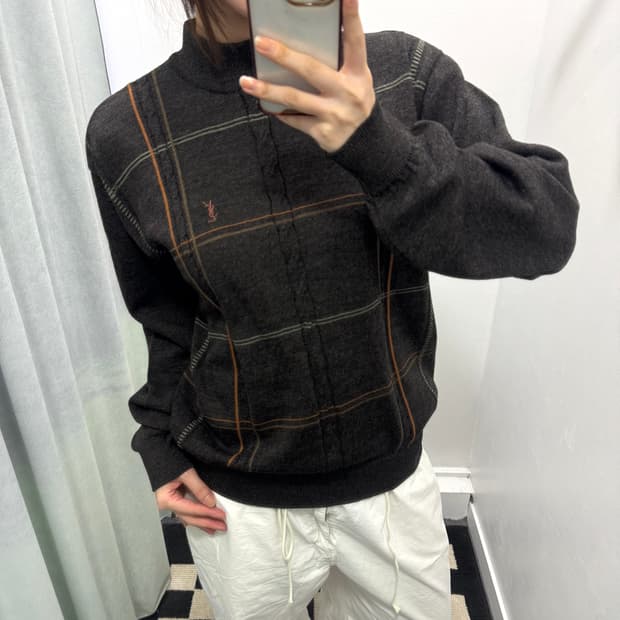 입생로랑 브라운 체크 니트 