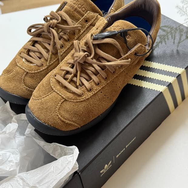 아디다스 x 웨일스 보너 카린타 스웨이드 서플라이어 컬러 어스 스트라타 