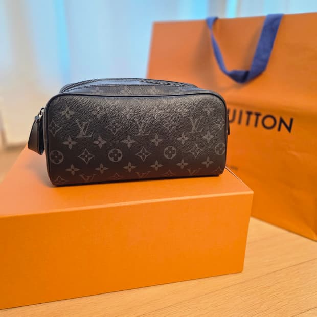[25년] 루이비통 돕키트 토일렛 파우치 클러치 모노그램 이클립스