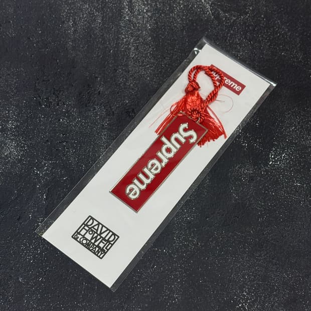 슈프림 / 데이비드 호웰 메탈 북마크 태슬 키링