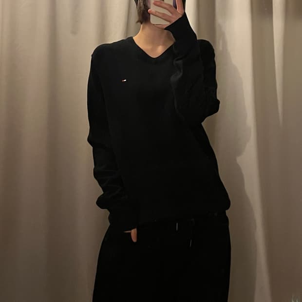 타미힐피거 브이넥 니트 블랙