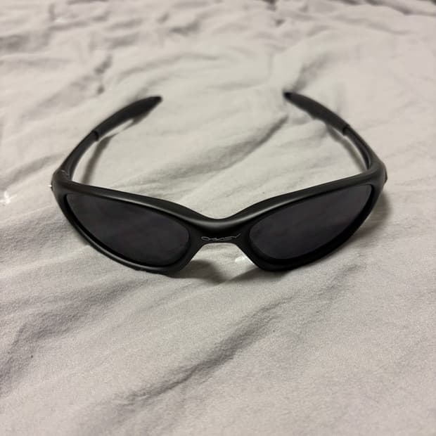 오클리 미뉴트 1.0 매트블랙(상태 최상, 하드케이스)