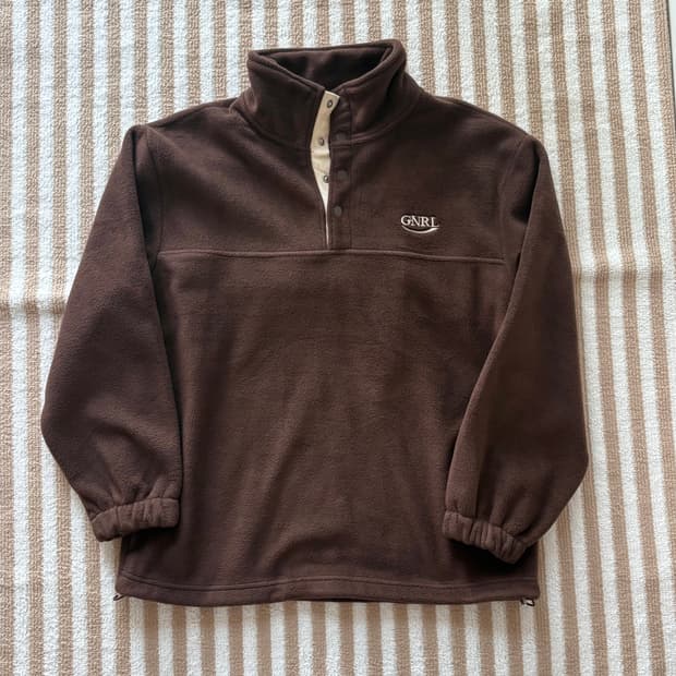 제너럴아이디어 하이넥 플리스 맨투맨 브라운