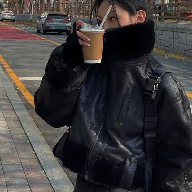 트리밍버드 크랙볼드 크롭 무스탕