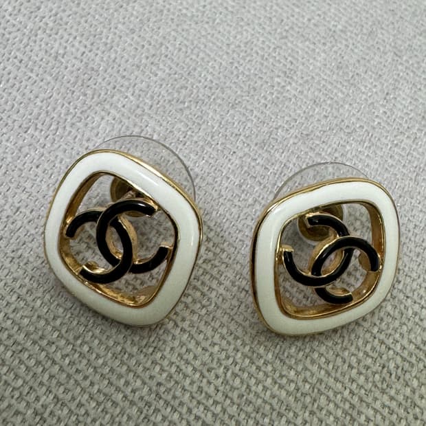 샤넬 cc 로고 에나멜 귀걸이