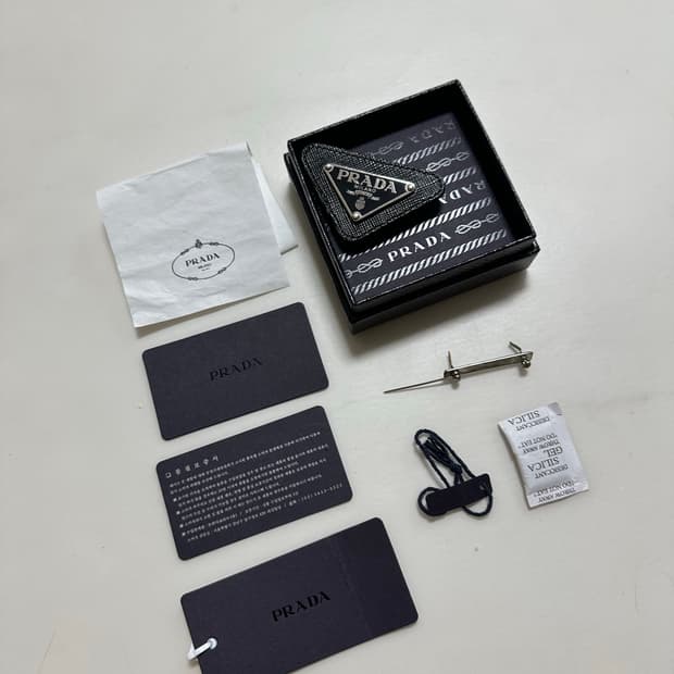 프라다 브로치