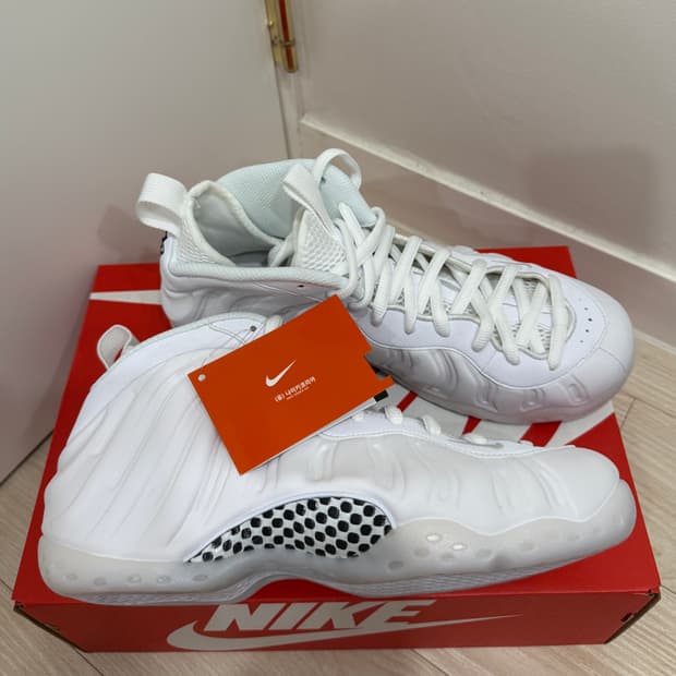 (260/US8)(새상품)나이키 스니커즈 에어 폼포짓 원 트리플 화이트