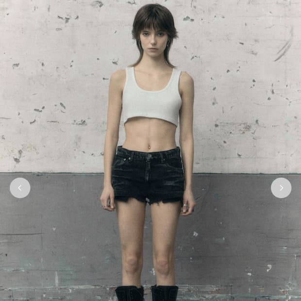 보헴서 WHITE COATED EMBO DENIM SHORTS 구해요