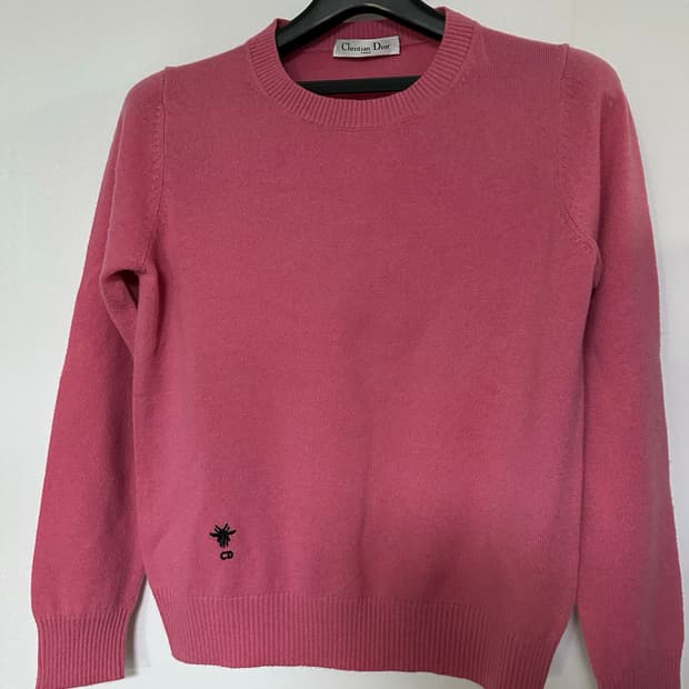Christian Dior의 핑크색 니트