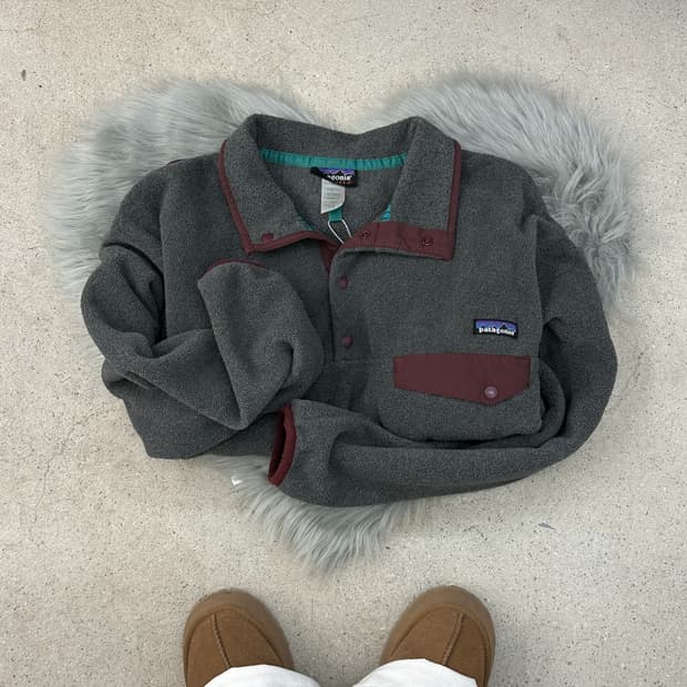 파타고니아 신칠라 그레이/버건디 스냅 플리스