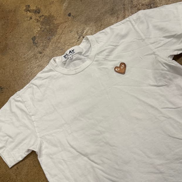 꼼데가르송 화이트 로즈골드 하트 와펜 반팔 티