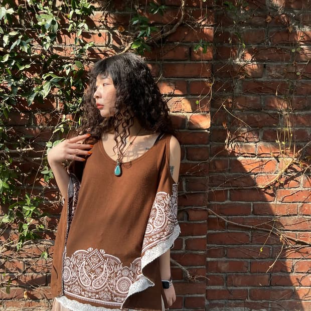 브라운 페이즐리 어깨 트임 탑