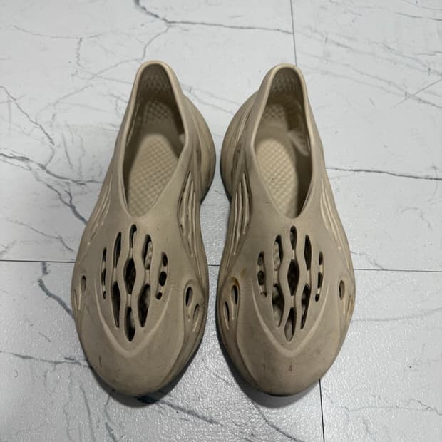 아디다스 이지 폼 러너 샌드 275