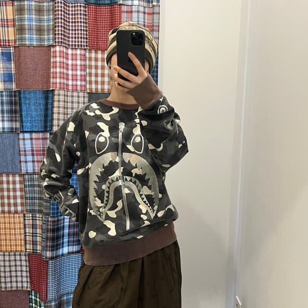 베이프 브리운 샤크 카모 홀로그램 맨투맨