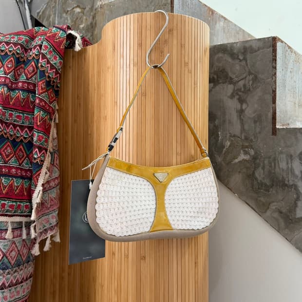 프라다 옐로우 멀티컬러 메시 시퀸 레더 미니숄더백