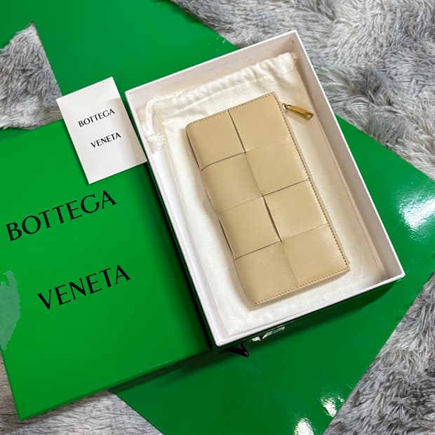 보테가베네타 인트레치아토 지퍼 장지갑 베이지