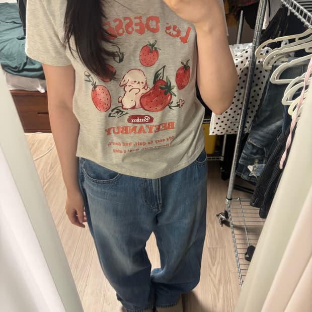 딸기 토끼 그래픽 반팔티
