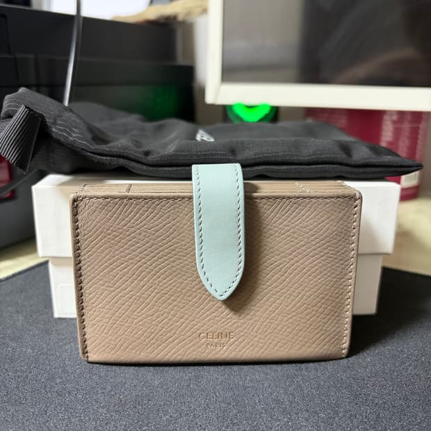 셀린느 그레인드 카프스킨 아코디언 카드 홀더 페블 미네랄