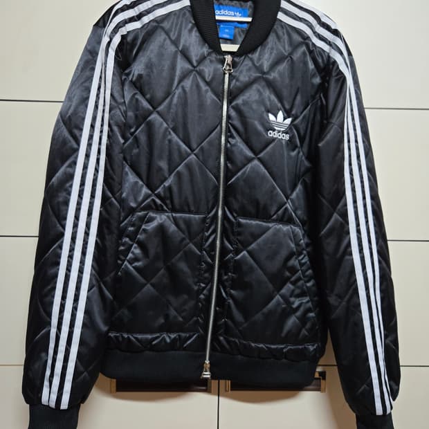 아디다스 블랙 오리지널 퀼팅 봄버자켓. 삼선 점퍼