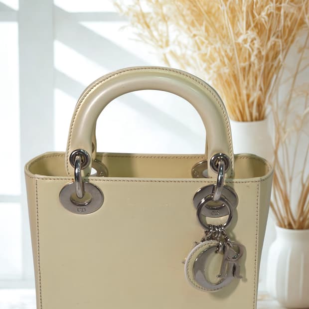 디올 레이디디올 미니 연노랑 애나멜 은장 토트백