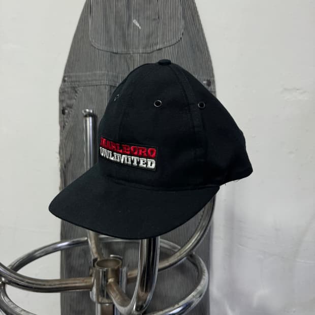 말보로 언리미티드 박스로고 코튼 스트랩 볼캡