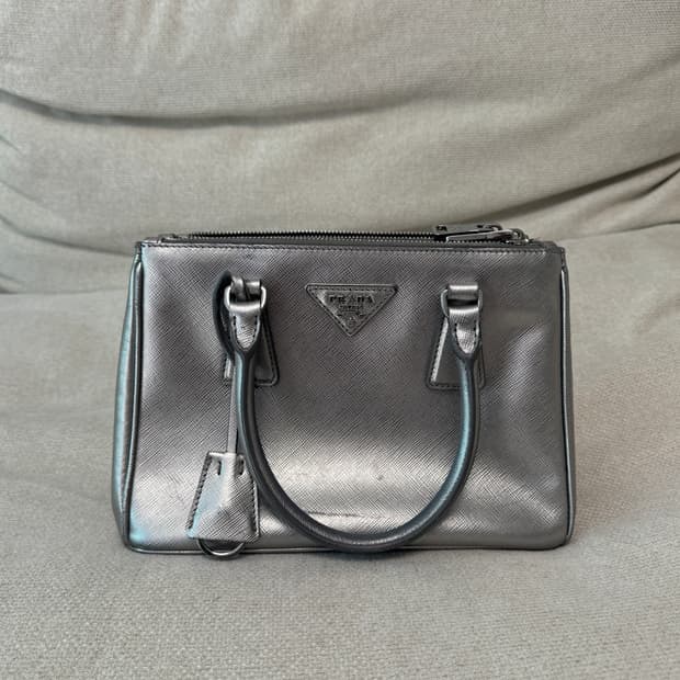 프라다 갤러리아백 실버컬러 스몰사이즈