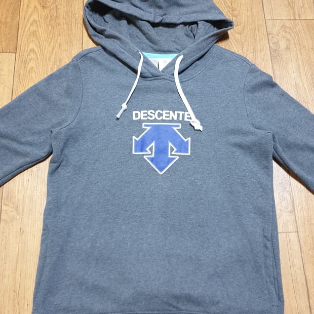 1204 데상트 후드티 95 사이즈입니다