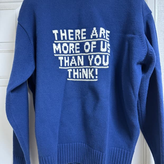 [L] STU 레터링 블루 니트