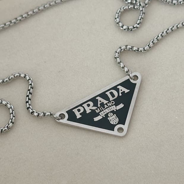프라다 삼각로고 남자 롱체인 목걸이 (실버블랙)