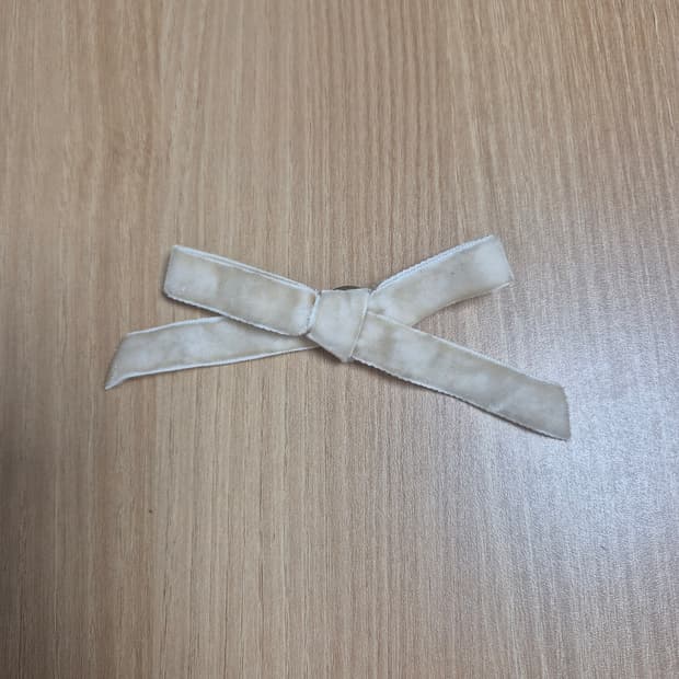 서비스1) 벨벳리본브로치 베이지