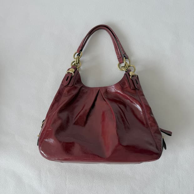 코치(COACH) 에나멜 레더 숄더백