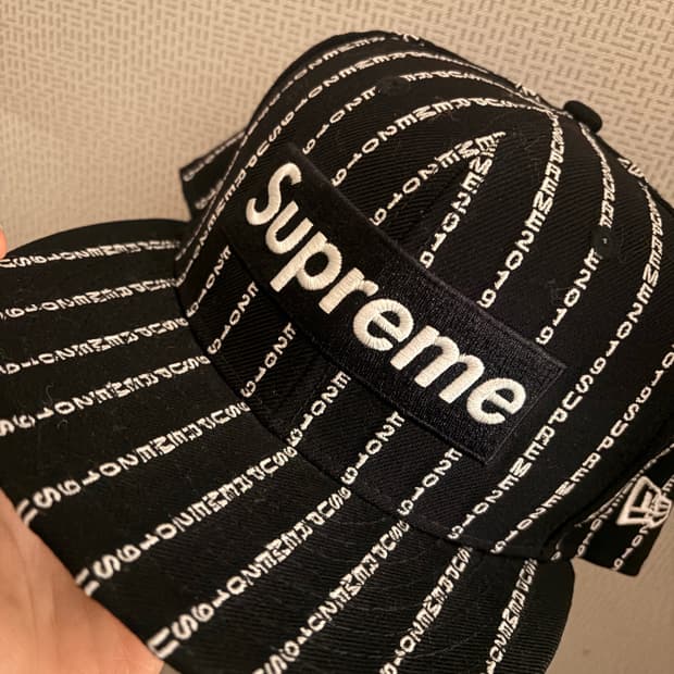 슈프림X뉴에라 콜라보 텍스트 스트라이프 캡 블랙