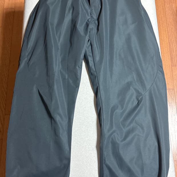베르크서울 CURVE CINO PANTS 차콜 M