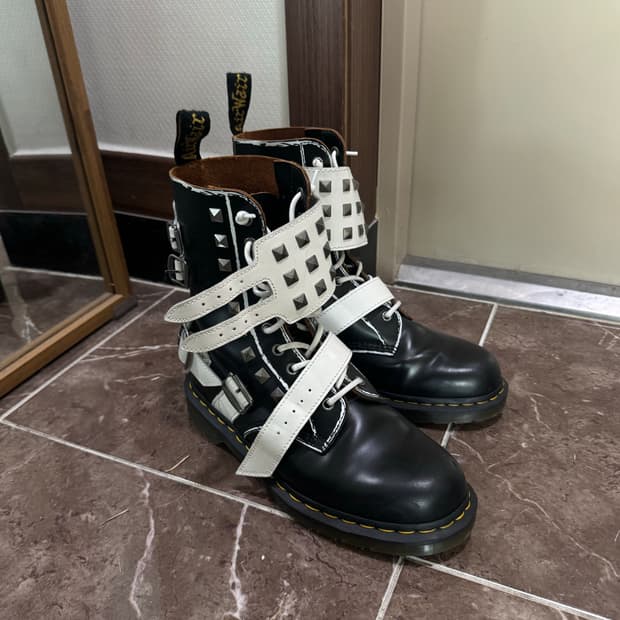 닥터마틴 스터드 화이트 믹스 롱부츠 270